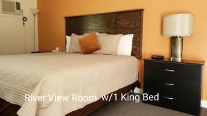 En eller flere senge i et værelse på Cornerstone Motel