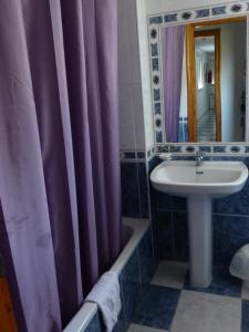 Ванная комната в Hostal Puerto Genovés