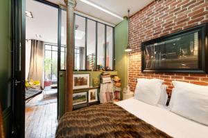 Dream loft with private patio near Nation for 6pにあるベッド