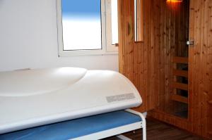ein Krankenhausbett in einem Zimmer mit Fenster in der Unterkunft Vakantiepark Timmerholt in Westerbork