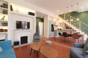 カンヌにあるCannes Conseil Immo, Modern & Stylish Apartments -Gma-のリビングルーム(暖炉付)、ダイニングルーム
