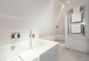 Kopalnica v nastanitvi Apótek Hotel Reykjavík by Keahotels