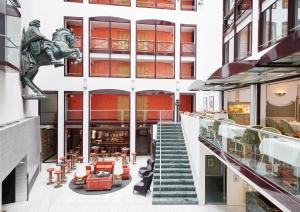 een uitzicht op een gebouw met een trap ervoor bij Living Hotel Großer Kurfürst in Berlijn