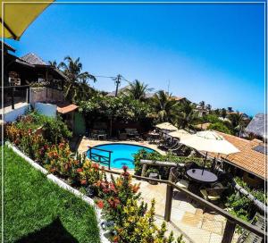vista su un resort con piscina di Pousada Lua Estrela a Canoa Quebrada