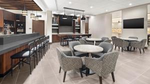 een restaurant met tafels en stoelen en een bar bij Hyatt Place Jacksonville St. Johns Town Center in Jacksonville