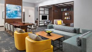 uma sala de estar com sofás e cadeiras e uma mesa em Hyatt Place Jacksonville St. Johns Town Center em Jacksonville