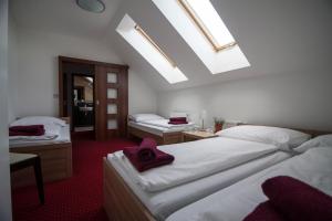 Postel nebo postele na pokoji v ubytování Hotel Krušnohorský Dvůr