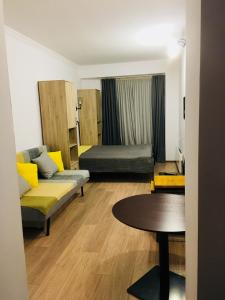 un soggiorno con un divano e un tavolo di Gudauri Loft (Mgzavrebi) a Gudauri
