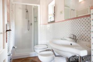 Koupelna v ubytování B&B Ponte a Nappo San Gimignano + 37 fotografií
