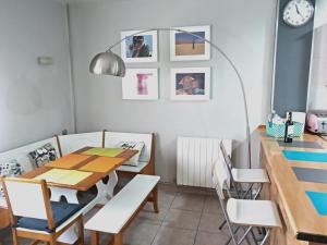 jadalnia ze stołem i krzesłami w obiekcie Piso La Torre w Saragossie