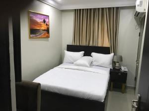 Postel nebo postele na pokoji v ubytování Choice Suites II