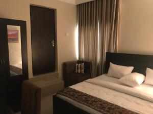 Postel nebo postele na pokoji v ubytování Choice Suites II