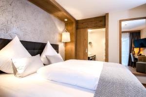 Postel nebo postele na pokoji v ubytování Hotel Garni Funtana