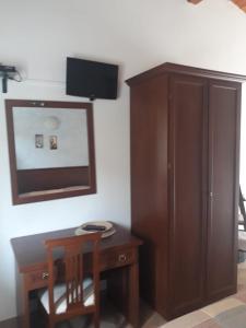 Millesimo的住宿－Taverna del Dolmen，客房设有书桌、镜子和橱柜。