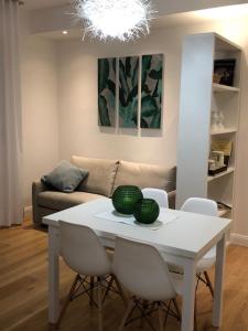 een witte tafel en stoelen in de woonkamer bij Home Sweet Home in Treviso