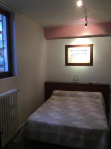 蒙佩利爾的住宿－Hotel des Etuves，卧室配有一张床,墙上挂着一幅画