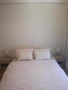 Postel nebo postele na pokoji v ubytování Cozy Flat