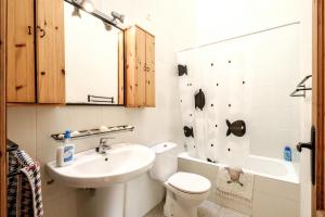 W łazience znajduje się umywalka, toaleta i prysznic. w obiekcie Casa Mar con patio en playa de Son Serra de Marina w mieście Son Serra de Marina +30 zdjęć