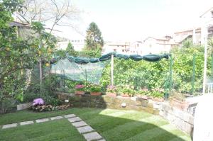 a garden with a fence and some plants and flowers at Hotel Mignon Meublè in Sorrento