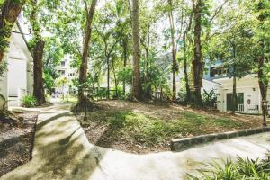un camino a través de un parque con árboles en Whalecome Aonang Resort-SHA Extra Plus en Ao Nang Beach