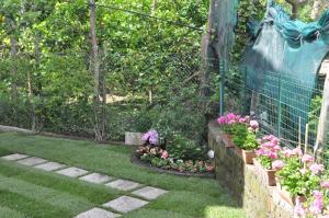 a garden with flowers on a retaining wall at Hotel Mignon Meublè in Sorrento