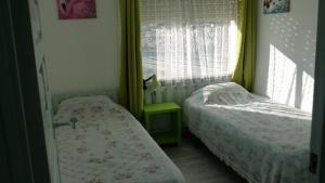 dwa łóżka pojedyncze w pokoju z oknem w obiekcie Appartemento ALAMO PLAYA LA FOSSA w mieście Calpe