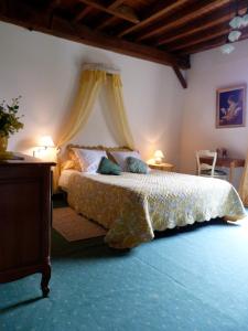1 dormitorio con 1 cama con dosel en Le Moulin de Fillièvres, en Fillièvres