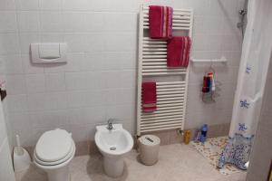 ein kleines Badezimmer mit Toilette und Dusche in der Unterkunft B&B Nella Natura in Pordenone + 23 Fotos