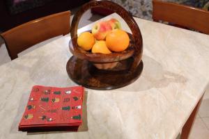 einen Obstkorb auf einem Tisch in der Unterkunft B&B Nella Natura in Pordenone