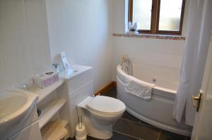 A bathroom at Woodland Guesthouse 