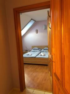 Posteľ alebo postele v izbe v ubytovaní Kristály Apartmanház