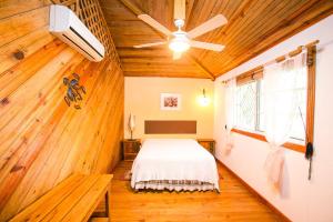 Postel nebo postele na pokoji v ubytování Wikkid Resort + 37 fotografií