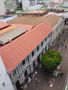 una vista aérea de un edificio con techo rojo en Nuevo Maragato Hotel & Hostel, en San José