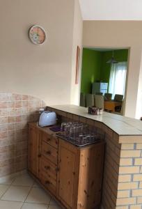 Kuchyňa alebo kuchynka v ubytovaní Kristály Apartmanház