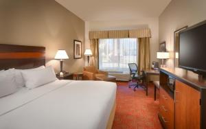Katil atau katil-katil dalam bilik di Holiday Inn Express & Suites Orem-North Provo