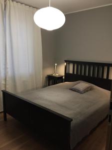um quarto com uma cama grande e uma luz em apartament 6 Villa Mountain View em Szklarska Poręba