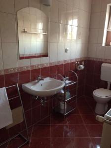 Kúpeľňa v ubytovaní Kristály Apartmanház