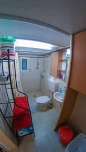 La petite salle de bains est pourvue de toilettes et d'un lavabo. dans l'établissement Private place near carmel center, à Haïfa