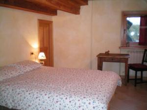 1 dormitorio con cama, mesa y ventana en Au Coeur, en Verrayes
