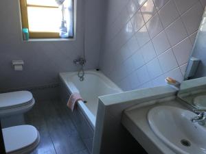 uma casa de banho com um WC, uma banheira e um lavatório. em Casa Rural La Faya em San Juan de Parres