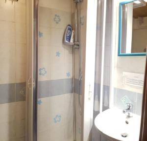 bagno con doccia e lavandino di Giovanni s little house a Catania