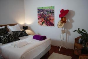 レケナにあるCasa Rural La Parra 1923 Requenaのベッドルーム1室(白いベッド1台、枕付)、絵画