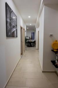 帕多瓦的住宿－CASAMINA，走廊设有白色墙壁和瓷砖地板