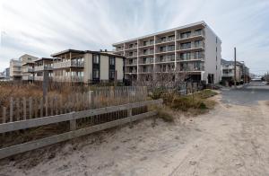 un edificio al lado de una calle con una valla en St. Tropez, en Ocean City