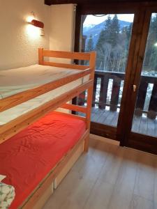 - une chambre avec 2 lits superposés et un balcon dans l'établissement Saint Gervais - Le Bettex T3 Duplex (1400m d'altitude)/ 55m2 / Vue Mont Blanc - Aux Pieds des Pistes!, à Saint-Gervais-les-Bains