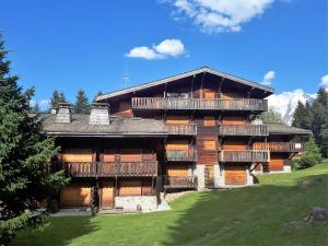 un gran edificio de madera con balcones de madera. en Saint Gervais - Le Bettex T3 Duplex (1400m d'altitude)/ 55m2 / Vue Mont Blanc - Aux Pieds des Pistes! en Saint-Gervais-les-Bains