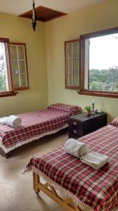 ピナマールにあるLa casa más alta de Pinamarのベッドが3つと窓のある部屋