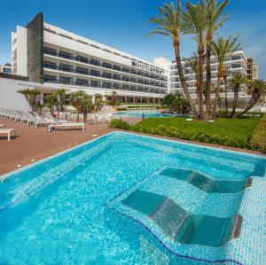 uma grande piscina em frente a um hotel em RH Bayren Hotel & Spa 4* Sup em Gandia