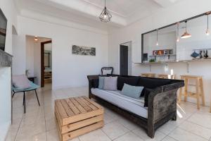 un soggiorno con divano e tavolo di Bright Apartment Old Town a Nizza