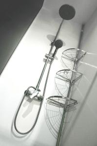 tres platos de metal colgados en una pared en CASA GLITTER, en Liubliana